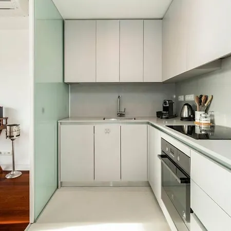 Modern High Tech Central Flat For 4