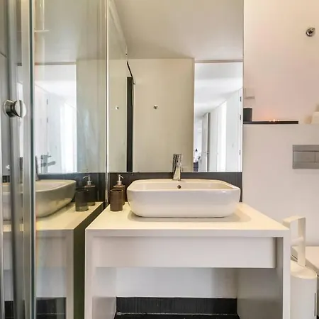 Modern High Tech Central Flat For 4 *